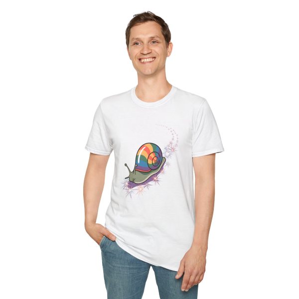 Tshirt LGBT+ escargot avec coquille colorée sur son dos design original et mignon pour célébrer la diversité et fierté LGBTQ+ shirt t-shirt - Image 19