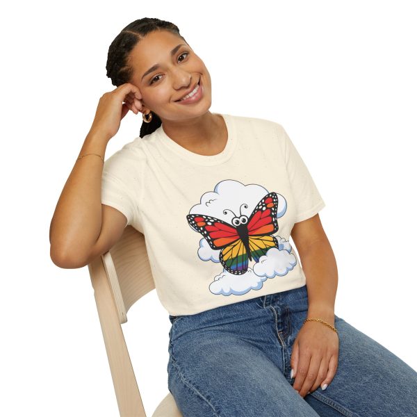 Tshirt Drapeau LGBT papillon assis sur un nuage dans le ciel design poétique et coloré pour sensibilisation et fierté LGBTQ+ shirt t-shirt - Image 46