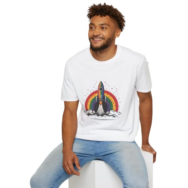 Tshirt LGBT+ fusée avec arc-en-ciel en arrière-plan design futuriste et coloré pour fierté et soutien à la communauté LGBTQ+ shirt t-shirt - Image 24