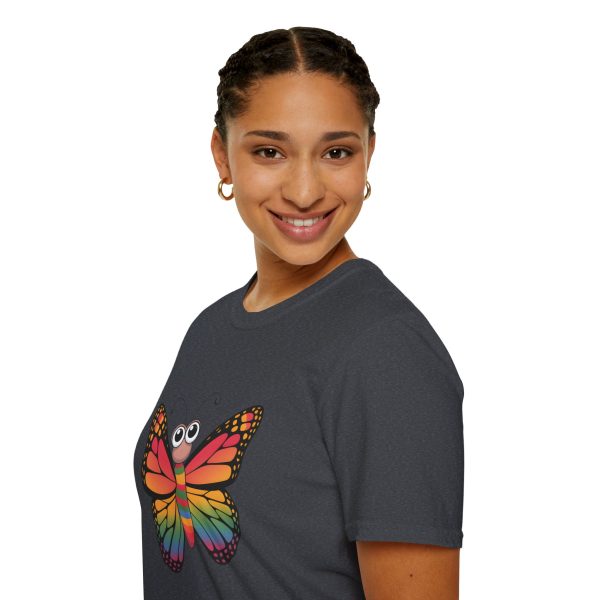 Tshirt LGBTQ+ papillon coloré avec grands yeux sur fond noir design vibrant et amusant pour célébrer la diversité LGBTQ+ shirt t-shirt - Image 9