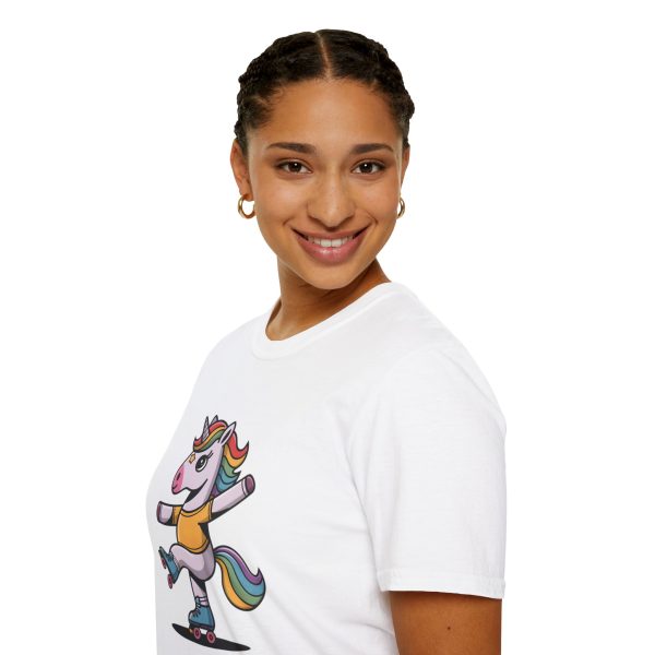 Tshirt Drapeau LGBT licorne sur un skateboard sur fond noir design amusant et coloré pour célébrer la diversité et la fierté LGBTQ+ t-shirt - Image 21