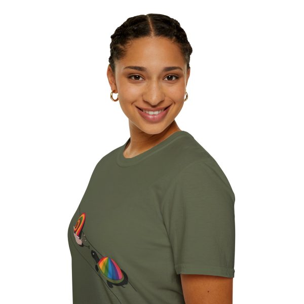 Tshirt Drapeau LGBT escargot avec coquille arc-en-ciel sur fond noir design stylé et vibrant pour sensibilisation LGBTQ+ shirt t-shirt - Image 69