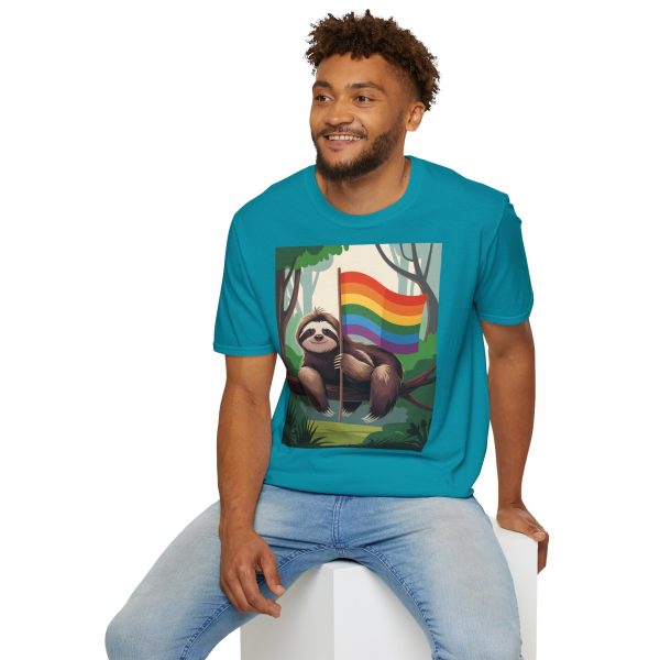 Tshirt Drapeau LGBT paresseux assis sur un arbre tenant un drapeau arc-en-ciel design décontracté et coloré pour fierté LGBTQ+ shirt t-shirt - Image 108