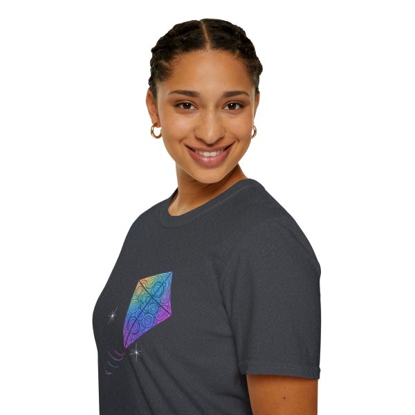 Tshirt Drapeau LGBT cerf-volant coloré volant dans la nuit design symbolique pour célébrer la liberté et la fierté LGBTQ+ shirt t-shirt - Image 9