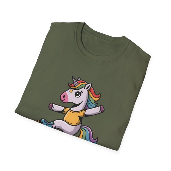 Tshirt Drapeau LGBT licorne sur un skateboard sur fond noir design amusant et coloré pour célébrer la diversité et la fierté LGBTQ+ t-shirt - Image 64