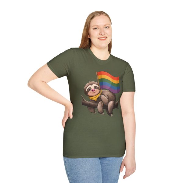 Tshirt Drapeau LGBT paresseux tenant un drapeau arc-en-ciel sur une branche design amusant pour soutien et sensibilisation LGBTQ+ t-shirt - Image 65