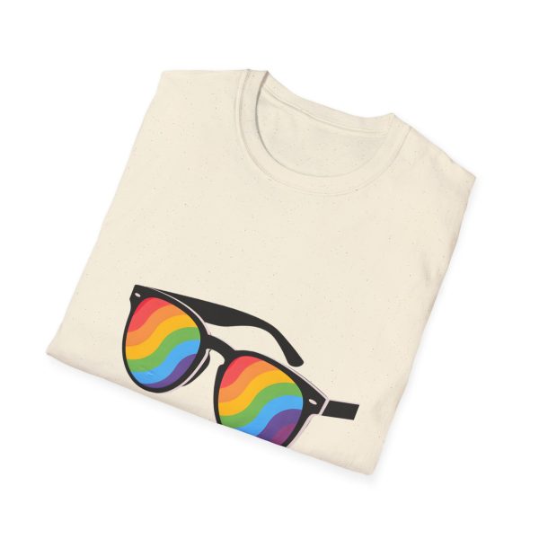 Tshirt LGBT+ lunettes de soleil arc-en-ciel sur fond noir design éclatant pour célébrer la fierté et diversité LGBTQ+ shirt t-shirt - Image 40