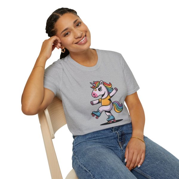 Tshirt Drapeau LGBT licorne sur un skateboard sur fond noir design amusant et coloré pour célébrer la diversité et la fierté LGBTQ+ t-shirt - Image 34