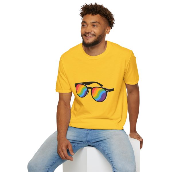 Tshirt LGBT+ lunettes de soleil arc-en-ciel sur fond noir design éclatant pour célébrer la fierté et diversité LGBTQ+ shirt t-shirt - Image 60