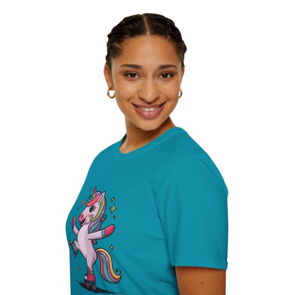 Tshirt LGBTQ+ licorne en skateboard sur fond noir design cool et coloré pour soutien à la fierté et diversité de la communauté LGBT+ t-shirt - Image 105