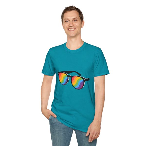 Tshirt LGBT+ lunettes de soleil arc-en-ciel sur fond noir design éclatant pour célébrer la fierté et diversité LGBTQ+ shirt t-shirt - Image 103