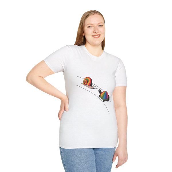 Tshirt Drapeau LGBT escargot avec coquille arc-en-ciel sur fond noir design stylé et vibrant pour sensibilisation LGBTQ+ shirt t-shirt - Image 17