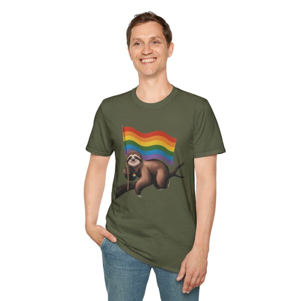 Tshirt Drapeau LGBT paresseux tenant un drapeau arc-en-ciel sur une branche design amusant et coloré pour sensibilisation LGBTQ+ t-shirt - Image 67