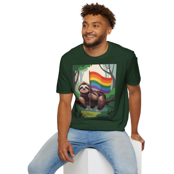 Tshirt Drapeau LGBT paresseux assis sur un arbre tenant un drapeau arc-en-ciel design décontracté et coloré pour fierté LGBTQ+ shirt t-shirt - Image 84