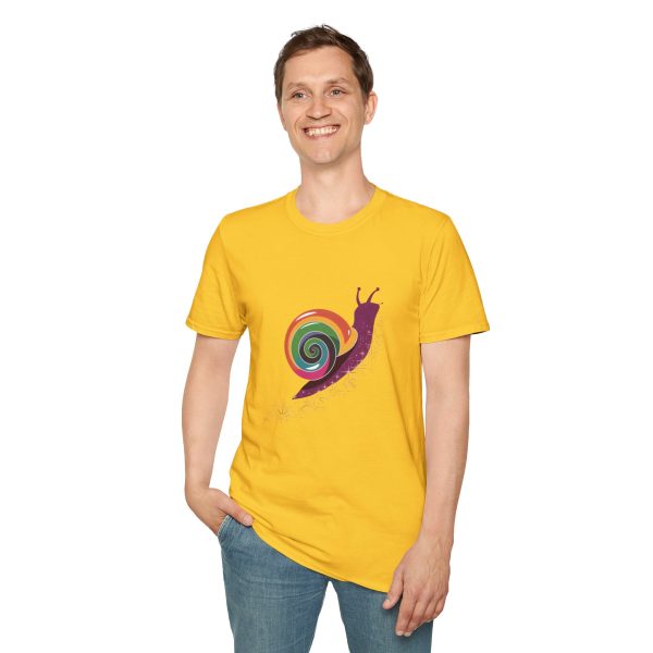 Tshirt Drapeau LGBT escargot assis sur un flocon de neige design mignon et coloré pour sensibilisation à la diversité LGBTQ+ shirt t-shirt - Image 55