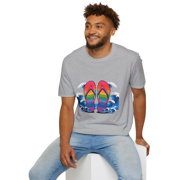 Tshirt LGBT+ tongs flottant dans l'eau design coloré et décontracté pour célébrer la fierté LGBTQ+ et l'amour universel shirt t-shirt - Image 36