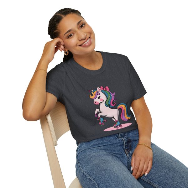 Tshirt Drapeau LGBT licorne sur un skateboard sur fond noir design vibrant et stylé pour sensibilisation à la diversité LGBTQ+ shirt t-shirt - Image 10