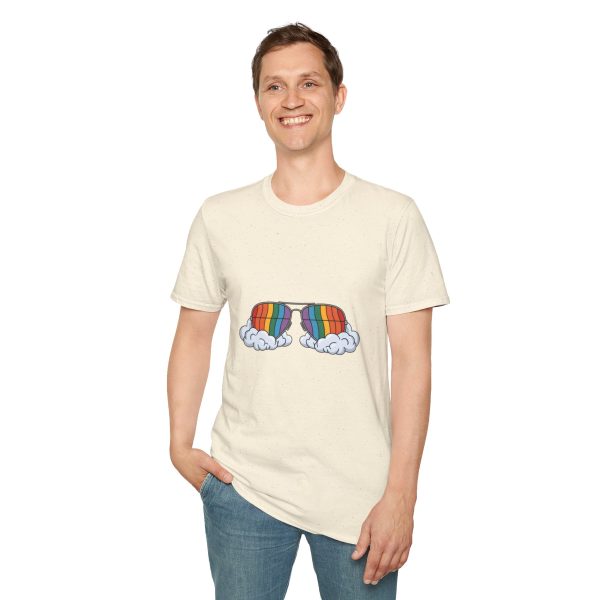 Tshirt LGBTQ+ lunettes de soleil arc-en-ciel avec nuages sur fond noir design stylé et éclatant pour célébrer la diversité LGBTQ+ t-shirt - Image 43