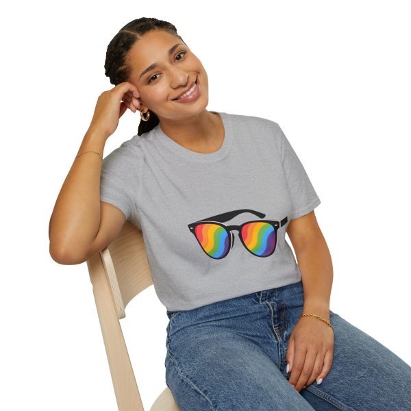 Tshirt LGBT+ lunettes de soleil arc-en-ciel sur fond noir design éclatant pour célébrer la fierté et diversité LGBTQ+ shirt t-shirt - Image 34