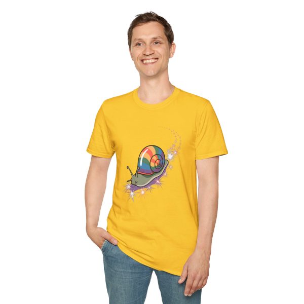 Tshirt LGBT+ escargot avec coquille colorée sur son dos design original et mignon pour célébrer la diversité et fierté LGBTQ+ shirt t-shirt - Image 55