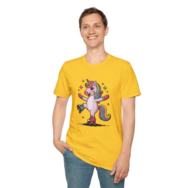 Tshirt LGBTQ+ licorne en skateboard sur fond noir design cool et coloré pour soutien à la fierté et diversité de la communauté LGBT+ t-shirt - Image 55