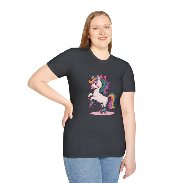 Tshirt Drapeau LGBT licorne sur un skateboard sur fond noir design vibrant et stylé pour sensibilisation à la diversité LGBTQ+ shirt t-shirt - Image 5