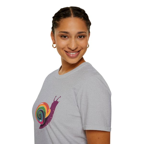 Tshirt Drapeau LGBT escargot assis sur un flocon de neige design mignon et coloré pour sensibilisation à la diversité LGBTQ+ shirt t-shirt - Image 33