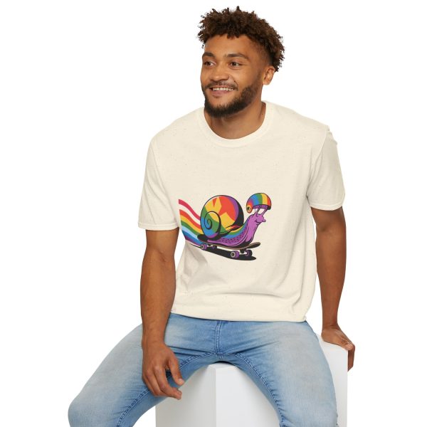 Tshirt LGBT+ escargot sur un skateboard avec roue arc-en-ciel design amusant et coloré pour célébrer la fierté LGBTQ+ shirt t-shirt - Image 48