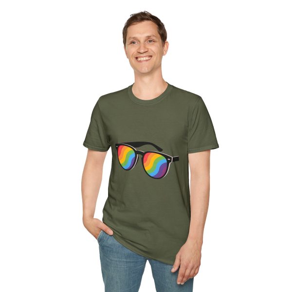 Tshirt LGBT+ lunettes de soleil arc-en-ciel sur fond noir design éclatant pour célébrer la fierté et diversité LGBTQ+ shirt t-shirt - Image 67