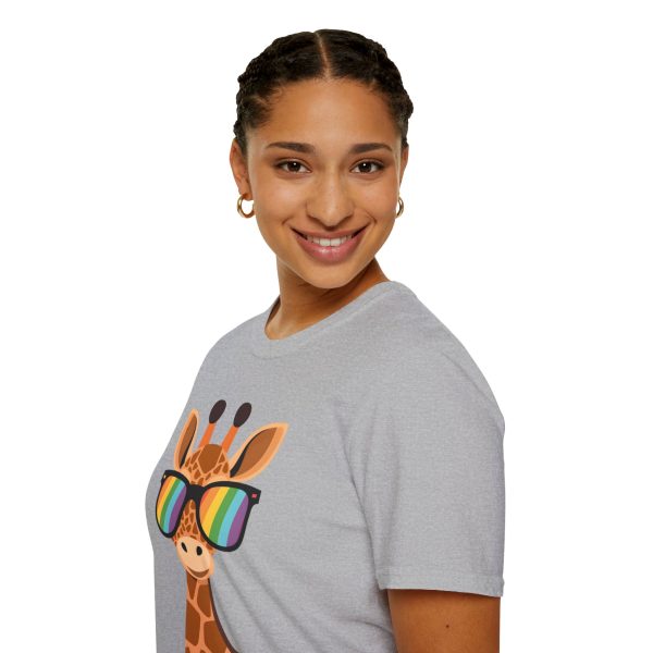 Tshirt LGBT+ girafe avec lunettes de soleil et rayure arc-en-ciel design humoristique et stylé pour fierté et soutien LGBTQ+ shirt t-shirt - Image 33