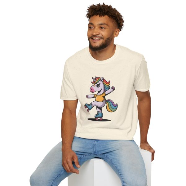 Tshirt Drapeau LGBT licorne sur un skateboard sur fond noir design amusant et coloré pour célébrer la diversité et la fierté LGBTQ+ t-shirt - Image 48