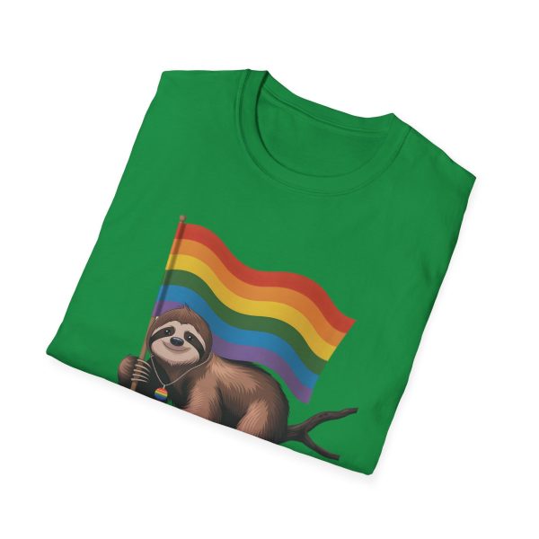 Tshirt Drapeau LGBT paresseux tenant un drapeau arc-en-ciel sur une branche design amusant et coloré pour sensibilisation LGBTQ+ t-shirt - Image 88