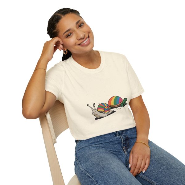 Tshirt LGBT+ deux escargots assis l'un à côté de l'autre design mignon et coloré pour célébrer l'amour et la diversité LGBTQ+ shirt t-shirt - Image 46