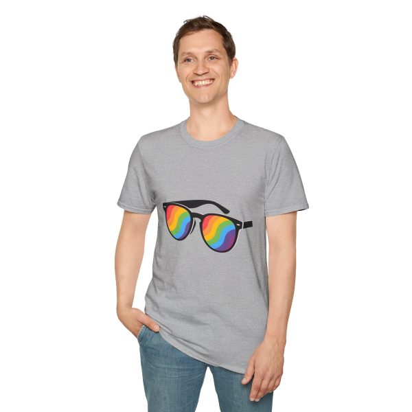 Tshirt LGBT+ lunettes de soleil arc-en-ciel sur fond noir design éclatant pour célébrer la fierté et diversité LGBTQ+ shirt t-shirt - Image 31