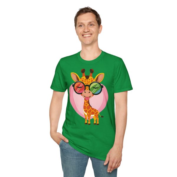 Tshirt LGBT+ girafe avec lunettes et coeur illustration colorée et amusante pour sensibilisation et soutien LGBTQ+ shirt t-shirt - Image 91