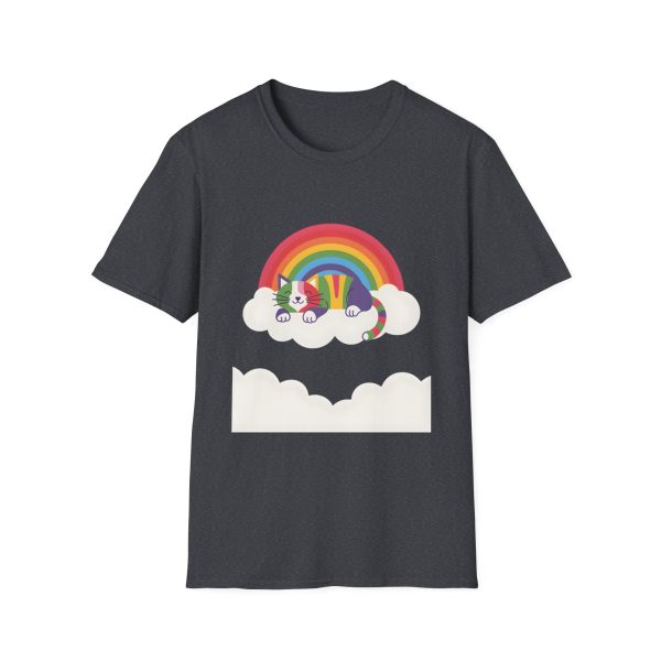 Tshirt LGBTQ+ chat dormant sur un nuage avec arc-en-ciel en arrière-plan design mignon et apaisant pour fierté LGBTQ+ shirt t-shirt