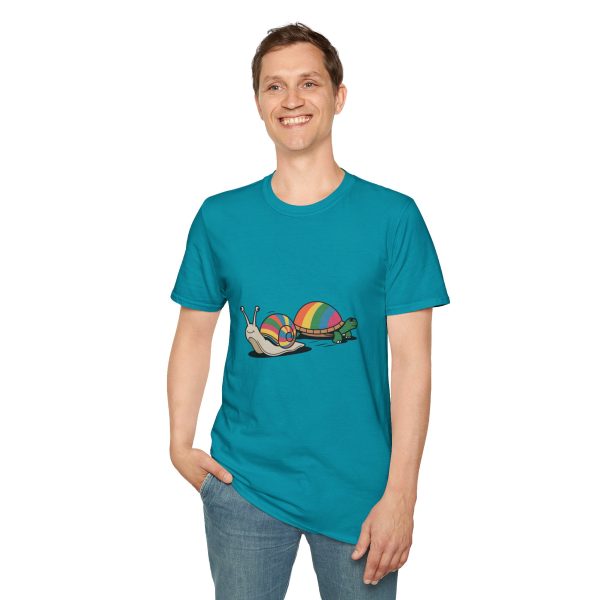 Tshirt LGBT+ deux escargots assis l'un à côté de l'autre design mignon et coloré pour célébrer l'amour et la diversité LGBTQ+ shirt t-shirt - Image 103