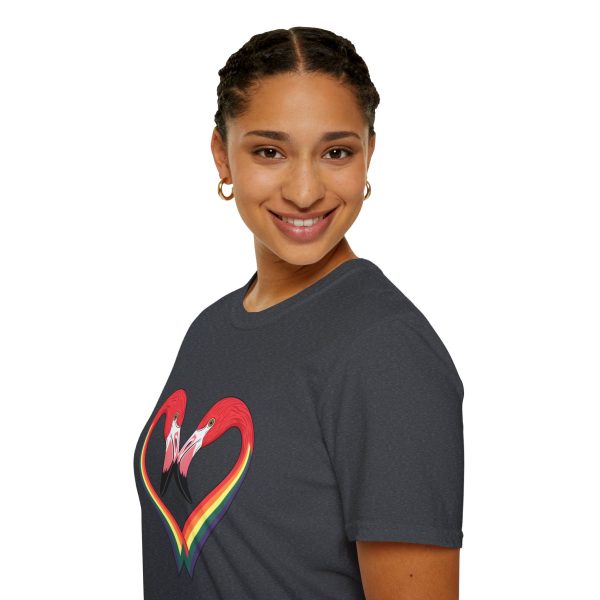 Tshirt LGBT+ flamants roses formant un coeur design symbolique pour célébration de l'amour et fierté LGBTQ+ et diversité shirt t-shirt - Image 9