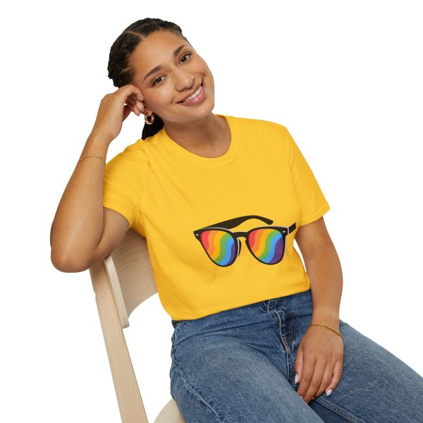 Tshirt LGBT+ lunettes de soleil arc-en-ciel sur fond noir design éclatant pour célébrer la fierté et diversité LGBTQ+ shirt t-shirt - Image 58