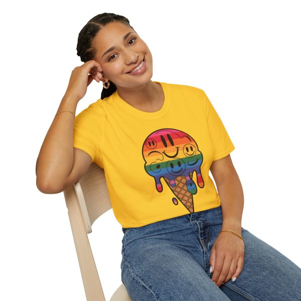 Tshirt LGBT+ cônes de glace avec visages souriants design amusant et mignon pour sensibilisation à la diversité et inclusion LGBTQ+ t-shirt - Image 58