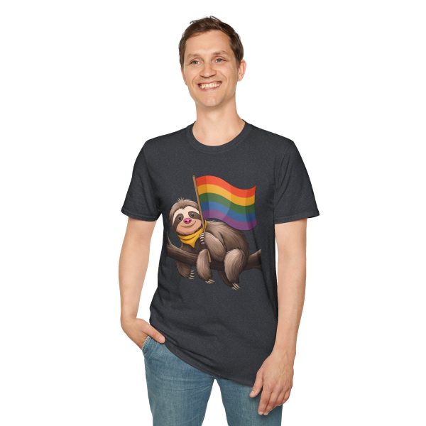 Tshirt Drapeau LGBT paresseux tenant un drapeau arc-en-ciel sur une branche design amusant pour soutien et sensibilisation LGBTQ+ t-shirt - Image 7