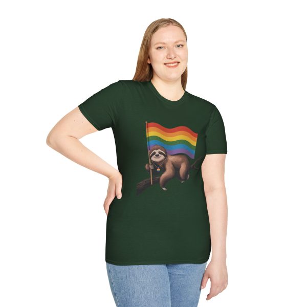 Tshirt Drapeau LGBT paresseux tenant un drapeau arc-en-ciel sur une branche design amusant et coloré pour sensibilisation LGBTQ+ t-shirt - Image 77