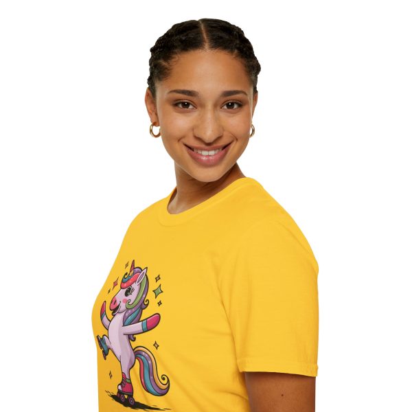 Tshirt LGBTQ+ licorne en skateboard sur fond noir design cool et coloré pour soutien à la fierté et diversité de la communauté LGBT+ t-shirt - Image 57