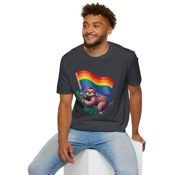 Tshirt Drapeau LGBT paresseux tenant un drapeau arc-en-ciel design amusant et mignon pour sensibilisation et inclusion LGBTQ+ shirt t-shirt - Image 12