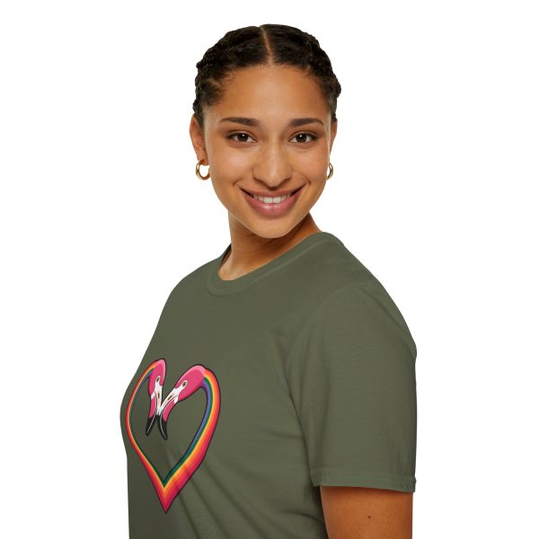 Tshirt Drapeau LGBT flamants roses en forme de coeur fond noir design romantique et symbolique pour célébrer l'amour LGBTQ+ t-shirt - Image 69