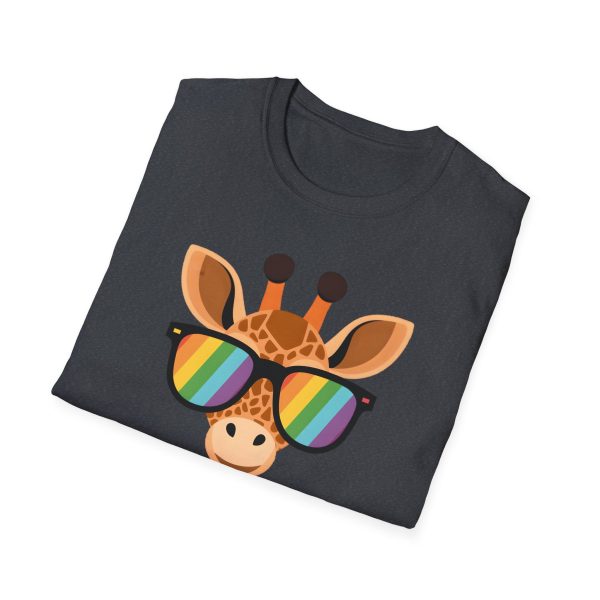 Tshirt LGBT+ girafe avec lunettes de soleil et rayure arc-en-ciel design humoristique et stylé pour fierté et soutien LGBTQ+ shirt t-shirt - Image 4