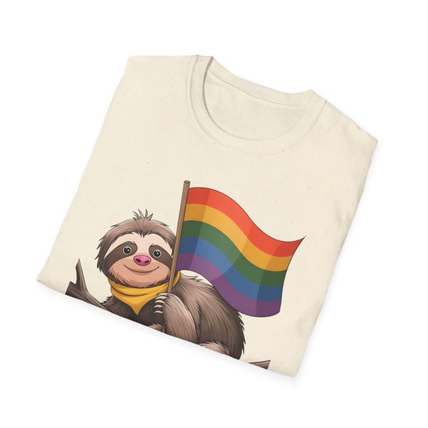 Tshirt Drapeau LGBT paresseux tenant un drapeau arc-en-ciel sur une branche design amusant pour soutien et sensibilisation LGBTQ+ t-shirt - Image 40