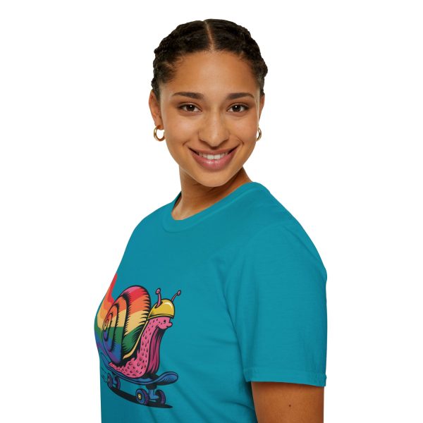 Tshirt LGBTQ+ escargot en skateboard avec fond arc-en-ciel design ludique et vibrant pour célébrer la fierté et inclusion LGBTQ+ t-shirt - Image 105