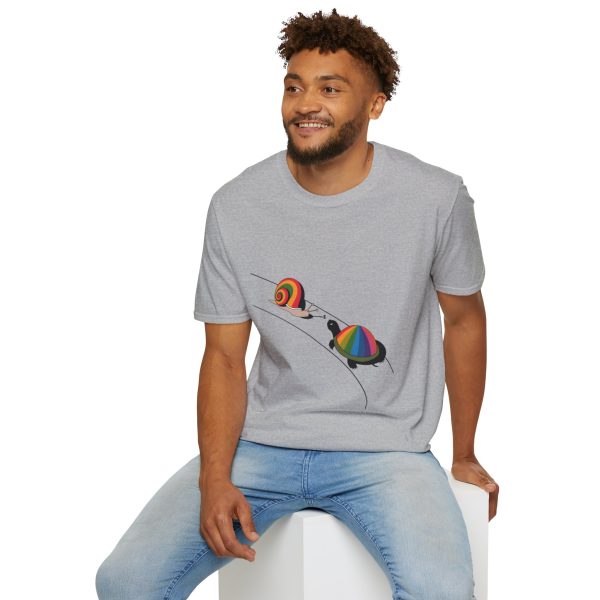 Tshirt Drapeau LGBT escargot avec coquille arc-en-ciel sur fond noir design stylé et vibrant pour sensibilisation LGBTQ+ shirt t-shirt - Image 36