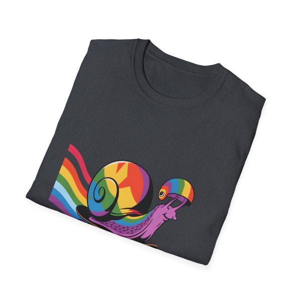 Tshirt LGBT+ escargot sur un skateboard avec roue arc-en-ciel design amusant et coloré pour célébrer la fierté LGBTQ+ shirt t-shirt - Image 4